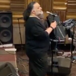 Alireza Assar Instagram - اين تمرين مربوط به اذر ماه ٩٨ ميباشد.
اميدوارم دلتنگى من و اين روزهاى عجيب هرچه زودتر به پايان برسد و يكبار ديگه دركنار هم اواز بخوانيم.
دلتنگ روى ماه تك تكتون
@pouyanikpour 
@alirezaafkari.officialpage 
@afshinmoghadamofficial 
@saeedzamani1 
@homayoon_nasiri 
@amir___shahabi 
@sorousho 
@majidboroumand 
@hesammotevalli 
@soheil.bayanimehr 
@makanhafezi 
@miladalemii 
@sunowa.andalibi 
@eliviola.adeli 
@monica.loran 
@shima.abdollahii