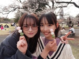 Alisa Sakamaki Instagram - 幸せってこういうこと。🌸
ガッチャードメンバー、1人残らず大好きです。
みんな愛してるーー！！！
最後の写真、幸せが詰まってます☺️☺️☺️

#仮面ライダー 
#仮面ライダーガッチャード 
#坂巻有紗 
#lachesis 
#ラケシス 
#kamenrider