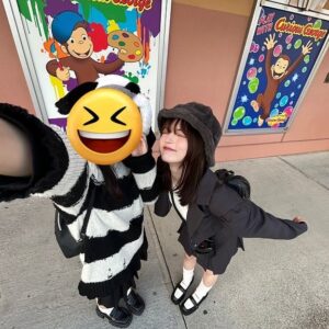 Alisa Sakamaki Instagram - ハッピーハロウィン！！

2枚目は男装の写真です！✨
と言いたいところですが、

中2の頃の坂巻です、、、笑🥺
陸上部だったこともあって、中1〜高2までは、ずっとベリーショートでした🐜
いつか男の子みたいな役もやってみたいなぁ🥺

#ハロウィン
#fyp 
#男装