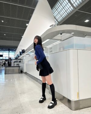 Alisa Sakamaki Instagram - ひっっさしぶりにスカート着ました✨
家族とお出かけしたよ🐜この日も暖かくて最高でした〜〜

今はもう寒いから、長袖長ズボンじゃなきゃ出歩けないな😭😭😭🐜

#坂巻有紗 
#fashion 
#blue 
#スカート 
#ブルーコーデ