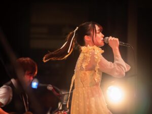 Alisa Sakamaki Instagram - 2024.4/20 茅ヶ崎ミュージックフェスティバル、初めてのホールでのLIVEでした！✨
とっっっても楽しかった！皆様からの声援、ステージから見た景色、絶対忘れません。素敵な経験をありがとうございます！

私の大好きなお友達も沢山来てくれて😭また後日そちらの投稿も必ずします🥺

応援に来てくれたファンの方、いつもお世話になっている関係者の皆様、大好きな私の友達たち、家族、みんなからの「愛」を沢山感じたとっっても幸せな1日でした。
私もみんなにハッピーを届けられるように、日々頑張るね！！！
活力をありがとう〜！

これからも歌の活動、役者の活動、どちらも頑張ります！！！

次お会いできるのはいつかな、、、？🥰

photo by @yoshikun_1_2 📷

#坂巻有紗 
#live 
#sing 
#song