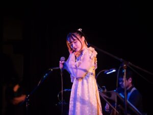 Alisa Sakamaki Instagram - 2024.4/20 茅ヶ崎ミュージックフェスティバル、初めてのホールでのLIVEでした！✨
とっっっても楽しかった！皆様からの声援、ステージから見た景色、絶対忘れません。素敵な経験をありがとうございます！

私の大好きなお友達も沢山来てくれて😭また後日そちらの投稿も必ずします🥺

応援に来てくれたファンの方、いつもお世話になっている関係者の皆様、大好きな私の友達たち、家族、みんなからの「愛」を沢山感じたとっっても幸せな1日でした。
私もみんなにハッピーを届けられるように、日々頑張るね！！！
活力をありがとう〜！

これからも歌の活動、役者の活動、どちらも頑張ります！！！

次お会いできるのはいつかな、、、？🥰

photo by @yoshikun_1_2 📷

#坂巻有紗 
#live 
#sing 
#song
