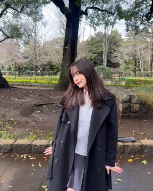 Alisa Sakamaki Instagram - なんだかペンギンみたいなポーズになってしまいました🐧

早く暖かくなってほしいなぁ〜

私、毎年花粉の症状がひどかったんですけど、腸活意識したら症状緩和した気がします🤔
今年の目標は、胃腸美人です🐜

#坂巻有紗 
#spring 
#花粉 
#alisasakamaki 
#lachesis