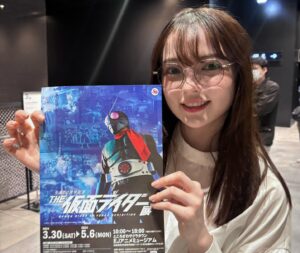 Alisa Sakamaki Instagram - 所沢の角川武蔵野ミュージアムで行われている、仮面ライダー展に行ってきましたーーー！！！✨🦗

仮面ライダーの歴史に触れられてすっっごく楽しかったです☺️
グッズも沢山買えてハッピーです💕

お客様も多くいらっしゃって、こんなに長く愛されている作品に携わることができて、改めて幸せだなぁと感じた日でした🥰
最後まで撮影頑張ります！！✨

皆様ぜひ行ってみてねーー！🐜🐜🐜

#仮面ライダー 
#仮面ライダーガッチャード 
#kadokawa 
#さくらタウン 
#角川武蔵野ミュージアム 
#kamenrider