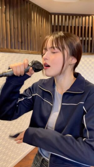 Alisa Sakamaki Instagram - 度々の告知です✨

4月20日（土）　ライブするよお！！
みんな来てね☺️☺️
物販を買ってくださった方とは握手もできるんだな🫶

【会場】
茅ヶ崎市民文化会館小ホール

【時間】
16時30分開場、17時開演

チケットは、ハイライトからゲットできます✨

#坂巻有紗 
#vaundy さん
#napori 
#歌ってみた 
#sing