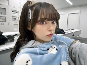 Alisa Sakamaki Instagram - みなさんメリークリスマス〜！🎄🧑‍🎄
ギリ間に合いましたわ🐜

クリスマスは何をして過ごしました？？？わたしは家族とゆっっくりできました✨

そして写真は、最近ハマってるシマエナガさんブランケットです🐤
寒い現場では欠かせないものになりました！！！
寒さには負けません🔥

#坂巻有紗
#fyp
#lachesis
#ラケシス
#ブランケット
#winter
#鳥
#birds
#シマエナガ