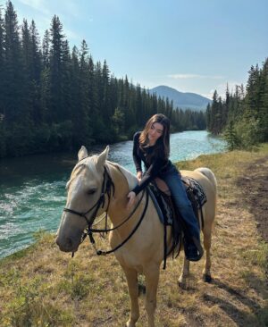 Alisha Newton Instagram - Miley Stewart summer!!! ☺️🐴🩵

Love turning my friends into cowgirls! 🫶🏼 Brought the brats to my favourite place @raftersixranch 🤠 no better way to see the Canadian Rockies 🏔️
