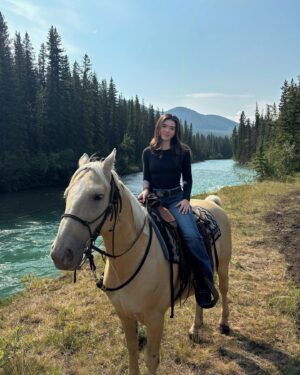 Alisha Newton Instagram - Miley Stewart summer!!! ☺️🐴🩵

Love turning my friends into cowgirls! 🫶🏼 Brought the brats to my favourite place @raftersixranch 🤠 no better way to see the Canadian Rockies 🏔️
