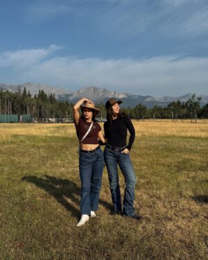 Alisha Newton Instagram - Miley Stewart summer!!! ☺️🐴🩵

Love turning my friends into cowgirls! 🫶🏼 Brought the brats to my favourite place @raftersixranch 🤠 no better way to see the Canadian Rockies 🏔️