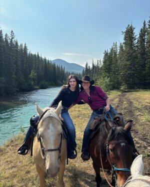 Alisha Newton Instagram - Miley Stewart summer!!! ☺️🐴🩵

Love turning my friends into cowgirls! 🫶🏼 Brought the brats to my favourite place @raftersixranch 🤠 no better way to see the Canadian Rockies 🏔️