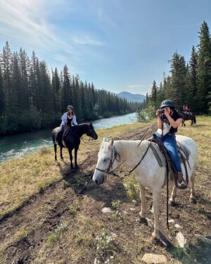 Alisha Newton Instagram - Miley Stewart summer!!! ☺️🐴🩵

Love turning my friends into cowgirls! 🫶🏼 Brought the brats to my favourite place @raftersixranch 🤠 no better way to see the Canadian Rockies 🏔️