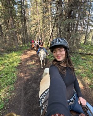 Alisha Newton Instagram - Miley Stewart summer!!! ☺️🐴🩵

Love turning my friends into cowgirls! 🫶🏼 Brought the brats to my favourite place @raftersixranch 🤠 no better way to see the Canadian Rockies 🏔️