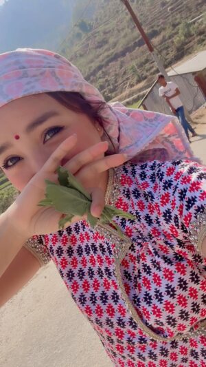 Alisha Rai Instagram - Behind the scene during shoot 🎥
Free tips by my MUA 🤭 she says its good for hemorrhoids 😶 idk😂😂😂 
“Eat more greens 🥬”taken too seriously 🤭