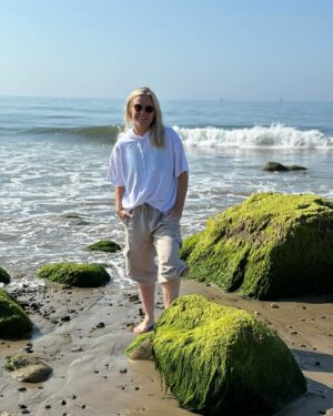 Alison Sweeney Instagram - Enjoying a Sunday beach walk. #sunday #beach #sunnies 😎