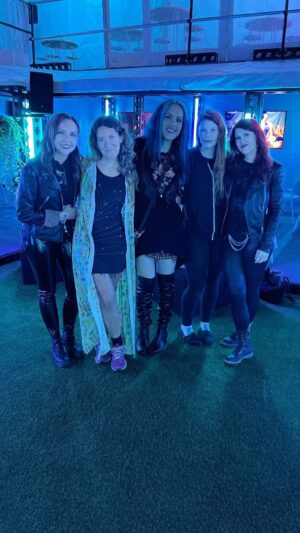 Alissa White-Gluz Instagram - Kittie & No Joy!!!!

Also proof that Google is wrong about my height.