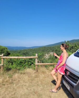 Alizé Cornet Instagram - Alors que les JO de Paris battent leur plein (et que je continue de les suivre avec attention 👀🇨🇵💪), aujourd'hui commence pour moi l'un de mes rêves de toujours : sillonner les routes de France en fourgon 🚌
Deux mois d'exploration pour découvrir notre magnifique pays sous un angle nouveau et nous reconnecter à l'essentiel. À la nature, la lenteur, la contemplation, la simplicité.
Deux mois d'un voyage qui sera sans doute inoubliable, de la Drôme à la Haute Savoie, en passant par les Pyrénées, la Bretagne et le Jura.
L'aventure, la liberté. 
What else ? ✌️

#vanlife