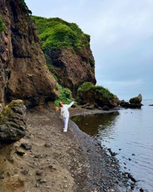 Alla Mikheeva Instagram - Сахалин в моем сердце 🤍
Самый атмосферный пост 🦀 ⛰️ 🌊 

P.s. А чем славится Ваш регион? Какими блюдами, местами?
