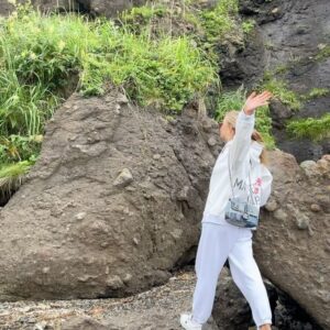 Alla Mikheeva Instagram - Сахалин в моем сердце 🤍
Самый атмосферный пост 🦀 ⛰️ 🌊 

P.s. А чем славится Ваш регион? Какими блюдами, местами?