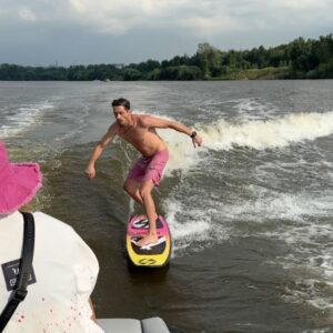 Alla Mikheeva Instagram - В середине лета, но я открыла сезон катания благодаря @vinokurov_ilia  и @stroginowakepark ! 🏄‍♀️