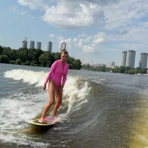 Alla Mikheeva Instagram - В середине лета, но я открыла сезон катания благодаря @vinokurov_ilia  и @stroginowakepark ! 🏄‍♀️