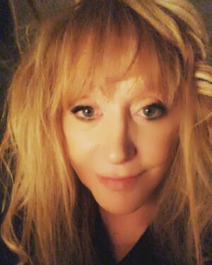 Alla Pugacheva Instagram - Приходит время тёплой одежды.Надеюсь одежда согреет НАДЕЖДУ,что люди когда нибудь станут добрее.Молюсь и прошу: «Господи!Поскорее».