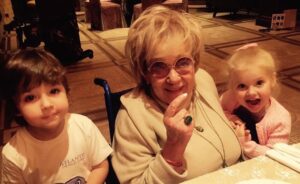 Alla Pugacheva Instagram - Великая,родная,близкая,трудно смириться с тем,что не увидим тебя больше,не услышим твой голос и смех.Пусть любовь наша будет с тобой на пути к Господу.🙏🙏🙏