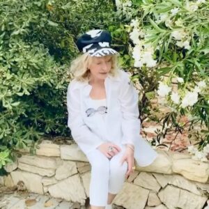 Alla Pugacheva Instagram - Чем ниже интеллект,тем громче оскорбления.Живи спокойно,страна!