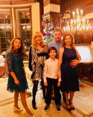 Alla Pugacheva Instagram - Самые «стойкие»досидели до утра#семья Галкиных