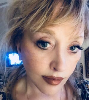 Alla Pugacheva Instagram - Встречайте Старый Новый Год с хорошим настроением и все Старое обНовится.😜😄😴