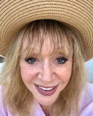 Alla Pugacheva Instagram - Обожаю солнце,но оно мне противопоказано.5 минут в море и на солнце,результат на лице.Веснушки.Может это 7 молодость пришла?😀😀😀