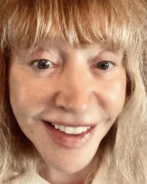 Alla Pugacheva Instagram - Вот и морщинки уже под глазами.Не улыбаться что ли совсем?Как?Если радостью полон наш Замок.
Пусть появляются.NO PROBLEM!!!😀🤣😜