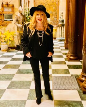 Alla Pugacheva Instagram - Куда бы рвануть пока дети спят,а муж на работе?😜