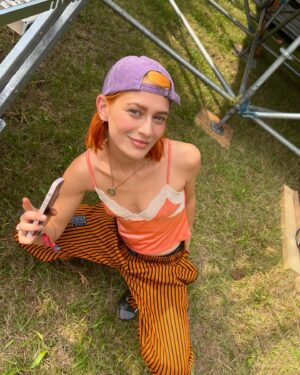 Alli Neumann Instagram - allividerci festival sommer! 🪐🔮🎸
das war gestern das ende einer ära und manche songs hab ich vielleicht zum letzten mal gespielt und musste ein bisschen weinen. danke, dass ihr die letzte open air show so krass gemacht habt… @greenjuicefestival 
ab jetzt bereite ich mich auf meine elbphilharmonie show vor und ein neues kapitel!
daaaaaanke meine crushes und danke an meine crew 😭🥵💚
@eivissa.wav