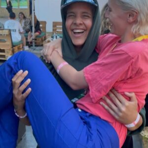 Alli Neumann Instagram - allividerci festival sommer! 🪐🔮🎸
das war gestern das ende einer ära und manche songs hab ich vielleicht zum letzten mal gespielt und musste ein bisschen weinen. danke, dass ihr die letzte open air show so krass gemacht habt… @greenjuicefestival 
ab jetzt bereite ich mich auf meine elbphilharmonie show vor und ein neues kapitel!
daaaaaanke meine crushes und danke an meine crew 😭🥵💚
@eivissa.wav
