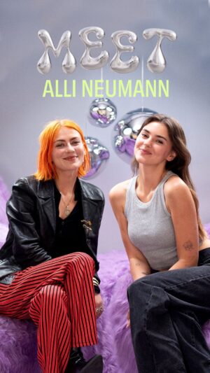 Alli Neumann Instagram - »| kissed a girl and I liked it!“ - was Katy Perry vor Jahren gesungen hat, ist Steffis neue Realität. 
Merken, dass man nicht nur Männer anziehend und spannend findet. Sie fragt sich: „Habe ich mich verloren oder habe ich mich gefunden?“. 

Um ihre Gedanken zu sortieren und sich über das Thema Bisexualität auszutauschen, hat sie die Sängerin und Schauspielerin Alli Neumann zu Gast.
Die wiederum durfte genießen, dass innerhalb ihrer Familie schon immer verschiedene Beziehungs-Konstellationen präsent waren. Zu merken, queer zu sein, war für sie kein Problem. Aber leider ist das nicht überall so. Zum Beispiel in ihrer weiteren Heimat Polen, wo unter anderem LGBTQIA - freie Zonen eröffnet wurden. Aber auch in Deutschland ist Queerfeindlichkeit leider nach wie vor ein reales Problem. Denn wir leben in einer Gesellschaft, die ihren Fokus auf heterosexuelle Beziehungen legt. Diese vorstrukturiert.

Neben diesen wichtigen Themen besprechen Steffi und Alli auch, ob man queer anders flirtet als hetero? Sie teilen, was für Erfahrungen sie jeweils schon gemacht haben und was sich anders anfühlt, sobald man mehr Menschen datet als nur Männer. Welche Vorurteile über Bisexualität halten sich und wieso fühlt sich queeres Daten manchmal ein bisschen so an, als würde man wieder bei 0 anfangen?

Heute wird es mal wieder sehr spannend und spicy, los gehts!

#lgbtqiaplus #allineumann #stefaniegiesinger