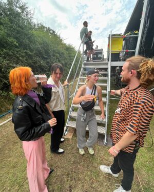 Alli Neumann Instagram - allividerci festival sommer! 🪐🔮🎸
das war gestern das ende einer ära und manche songs hab ich vielleicht zum letzten mal gespielt und musste ein bisschen weinen. danke, dass ihr die letzte open air show so krass gemacht habt… @greenjuicefestival 
ab jetzt bereite ich mich auf meine elbphilharmonie show vor und ein neues kapitel!
daaaaaanke meine crushes und danke an meine crew 😭🥵💚
@eivissa.wav