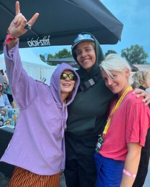 Alli Neumann Instagram - allividerci festival sommer! 🪐🔮🎸
das war gestern das ende einer ära und manche songs hab ich vielleicht zum letzten mal gespielt und musste ein bisschen weinen. danke, dass ihr die letzte open air show so krass gemacht habt… @greenjuicefestival 
ab jetzt bereite ich mich auf meine elbphilharmonie show vor und ein neues kapitel!
daaaaaanke meine crushes und danke an meine crew 😭🥵💚
@eivissa.wav