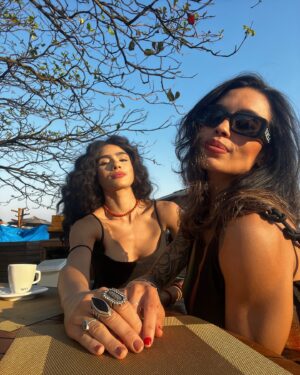 Alline Calandrini Instagram - Nosso primeiro pôr do sol depois do SIM 💫
Abençoadas 🌹