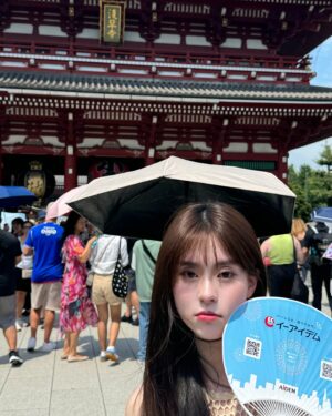 Ally Chiu Instagram - 🐱 🏮
第一次來東京的心得
千萬別暑假來
你會熱死☺️

Ps我不知後面有雨傘那張是怎麼回事