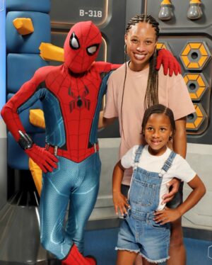 Allyson Felix Instagram - To celebrate a sporty summer in France, @allysonfelix made a stop with her family at @disneylandparis. What an epic day! 🤩

Pour célébrer un été sportif en France, Allyson Felix a fait une pause en famille à Disneyland Paris. Quelle journée épique ! 🤩 

#DisneylandParis #DisneyParks