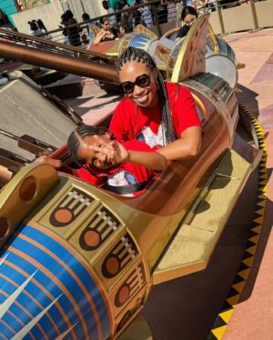 Allyson Felix Instagram - To celebrate a sporty summer in France, @allysonfelix made a stop with her family at @disneylandparis. What an epic day! 🤩

Pour célébrer un été sportif en France, Allyson Felix a fait une pause en famille à Disneyland Paris. Quelle journée épique ! 🤩 

#DisneylandParis #DisneyParks