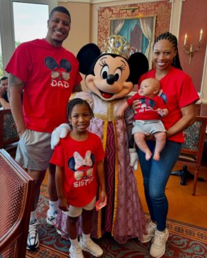 Allyson Felix Instagram - To celebrate a sporty summer in France, @allysonfelix made a stop with her family at @disneylandparis. What an epic day! 🤩

Pour célébrer un été sportif en France, Allyson Felix a fait une pause en famille à Disneyland Paris. Quelle journée épique ! 🤩 

#DisneylandParis #DisneyParks