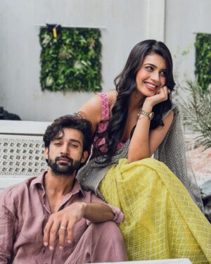 Alma Hussein Instagram - Abeer aur Trisha Ki prem kahaani 🎬🥰

Abeer   Trisha = #Abisha 
( I mean we are totally shipping this!)

#neerjaeknayipehchaan only on @colorstv at 8:30 pm, Monday - Sunday