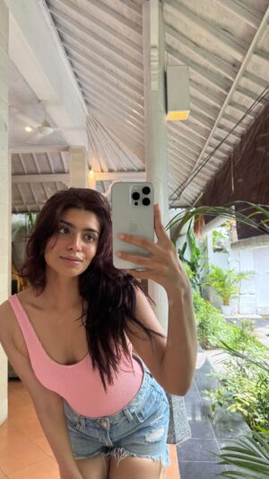 Alma Hussein Instagram - shit sorry babe, I was busy learning a dance reel🥰 tag him or her😗 
#explore#explorepage#exploremore#recommended#trending#trend
