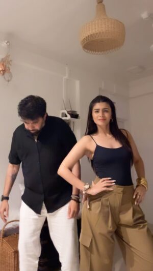 Alma Hussein Instagram - “ Mei jab tumhari age ka tha “ or “ Sharma ki beti nahi gayi” always wins the argument 😭😭😭
#explore#explorepage#exploremore#trending#trend
