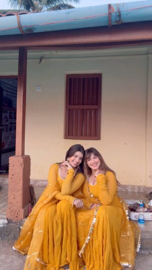 Alma Hussein Instagram - Get ready with us for HALDI!🌻Gossip sessions w mumma are the best> for product details comment down below!
We both are wearing - @aachho 

#explore#explorepage#exploremore#recommended#trend#trending