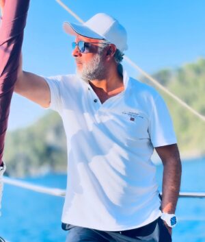 Alper Atak Instagram - Bir başka iklimde saydamlığı arayan bir balık olarak 63 gündür denizdeyim. Gördüğüm şey tüm doğa ve tüm canlıların benzer bir ruhani deneyimi paylaşıyor olduğu. Herkesin yolu ve yolculuğu kendi deneyimi elbet. Lakin insan sevgi ile birbirine dokunarak yolunu buluyor sadece. Çünkü dünyanın ruhu  varsa o da sevgi. Tüm canlılara duyulan saf sevgi. Sevgi olmadan, masumiyet olmadan bir adım bile öteye gidemiyoruz maalesef. Her canlının yaşam hakkına saygı duyduğumuzda ya da bunu anladığımızda, yaşadığımız mavi gezegen gerçek kimliğine kavuşacak.
Seyir günlüğü 24.07.2024
💫🐬⛵️ #sea #sailor