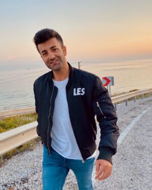 Alper Saylık Instagram - Pazar gününüzü tebrik ediyorum.🤔