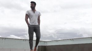 Alper Saylık Instagram - Beni bu kasvetli havalar mahvetti.🤓
