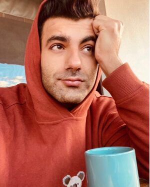 Alper Saylık Instagram - Aralığın gelişi, beni diğer aylarla karıştırmayın der gibi; aniden, buz gibi, veda gibi...🐨